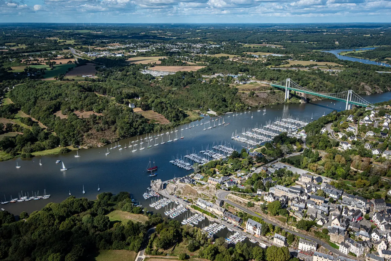 Vue aérienne de La Roche-Bernard et son pont suspendu sur la Vilaine, à côté de Marzan en Bretagne Sud